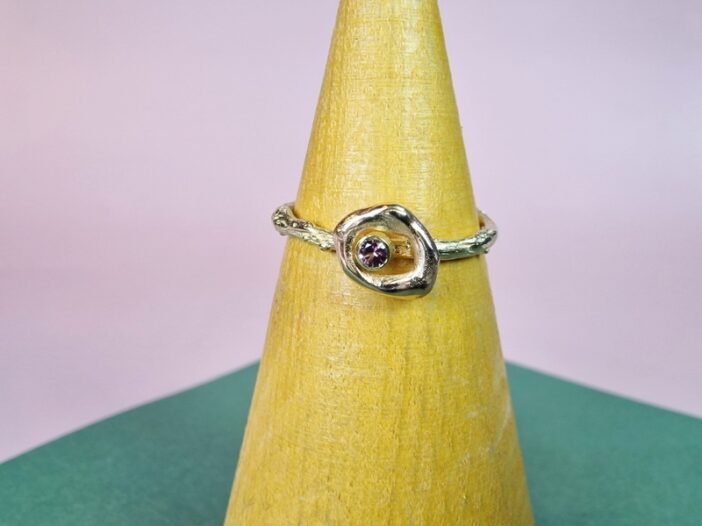 Geelgouden Takje ring met Amorf element roségoud en een roze spinel. Verfijnde edelsteenring van Oogst Goudsmeden.