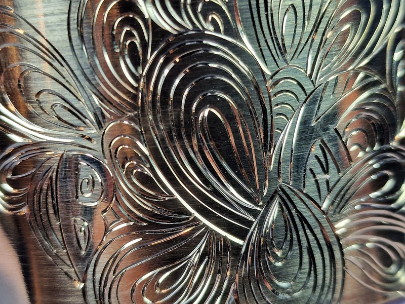 Geelgouden brede klemarmband met handgravure tekening detail. Oogst Original.