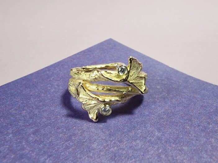 Geelgouden takjes ring met verfijnde Ginkgo blaadjes en 0,05 ct en 0,03 ct diamanten. Statement ring van Oogst Goudsmeden.