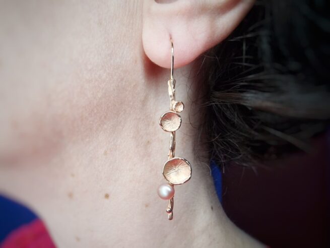 Oorsieraden Zwammen in roodgoud met roze bouton parel in het oor. Oogst Originals.
