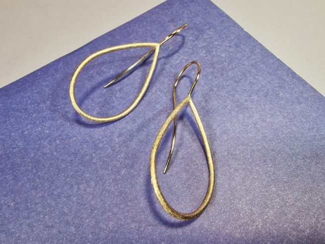 Roodgouden oorsieraden Druppel met krul. Strakke look. Uit het Oogst atelier.