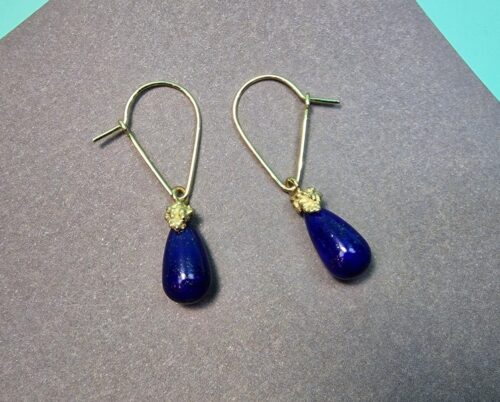 Besjes oorsieraden in geelgoud met lapis lazuli, de geboortesteen van september. Oogst Goudsmeden.