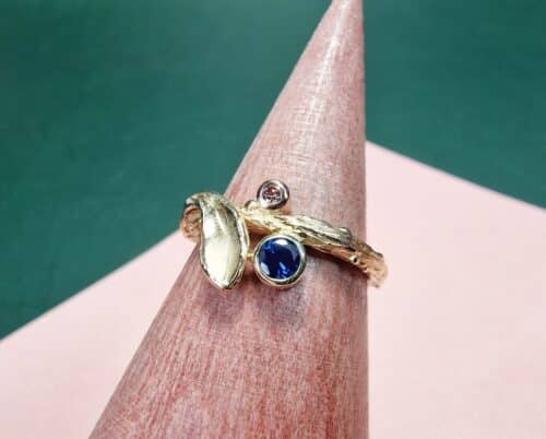 Blaadjes ring roségoud 0,28 ct saffier en 0,045 ct orange pink diamant. Oogst Goudsmeden.