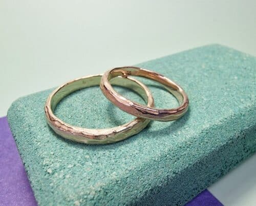 Trouwringen 'Boomschors'. Handgemaakte tijdloze ringen met een speelse textuur. In 14 krt geelgoud, roségoud, roodgoud of palladium witgoud uitgevoerd. Uit het Oogst atelier.