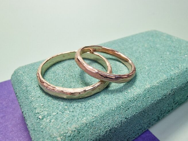 Trouwringen 'Boomschors'. Handgemaakte tijdloze ringen met een speelse textuur. In 14 krt geelgoud, roségoud, roodgoud of palladium witgoud uitgevoerd. Uit het Oogst atelier.