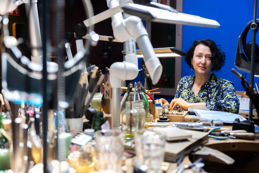 Goldsmith working in the Oogst studio.