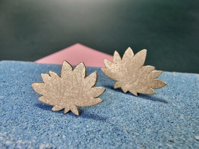 Japonais oorsieraden. Chrysant met stekers in geelgoud. Oogt Goudsmeden.