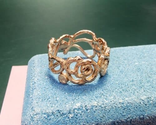 Mackintosh ring in roodgoud. Met open motieven van blaadjes en roos rondom. Uitgesproken en elegante statement ring uit het Oogst atelier.