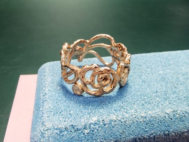 Mackintosh ring in roodgoud. Met open motieven van blaadjes en roos rondom. Uitgesproken en elegante statement ring uit het Oogst atelier.