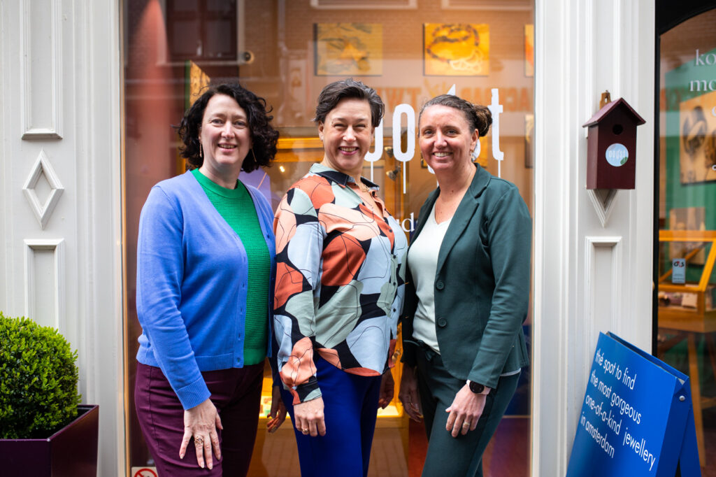 The Oogst team Ellen, Lotte & Nathalie in front of the boutique in 2023.