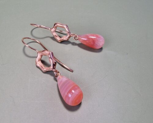 Roodgouden Amorf oorsieraden met agaat pampels en elegante krul. eenmalig paar van Oogst Goudsmeden.