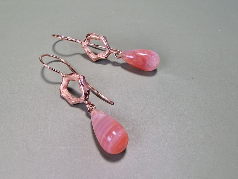 Rose gold ‘Amorphous’ earrings with dangling agate drops. Elegant pair by Oogst..