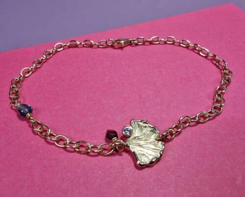 Geelgouden Ginkgo armband met saffier, granaat en diamant. Maatwerk uit het Oogst atelier.