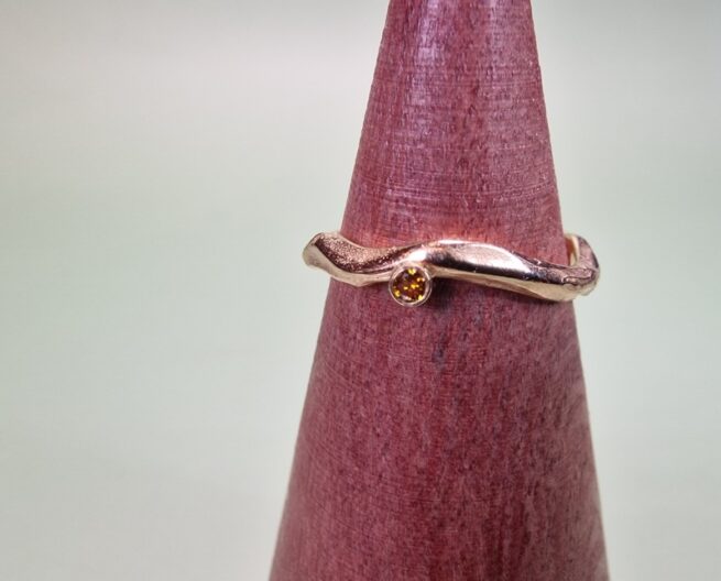 Verfijnde Golf verlovingsring in roségoud met cognac diamant. Uit het Oogst atelier.