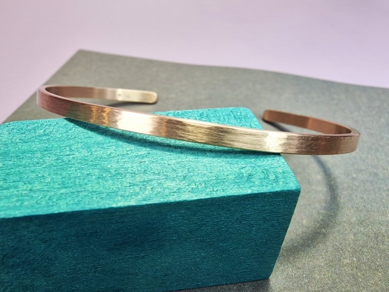 Rose gold cuff bracelet 'Rhythm' with hammering. Sleek, refined and stylish design by Oogst Jewellery in Amsterdam.