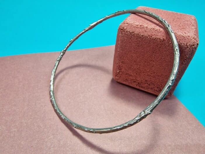 Witgouden 'Boomgaard' rinkelband. Takjes armband. Eenmalig stuk. Uit het Oogst atelier in Amsterdam.