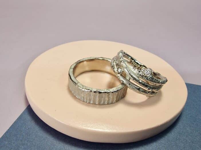 Witgouden stoere trouwringen. Voor haar Takjes met diamant en voor hem Boomschors. Maatwerk paar uit het Oogst atelier.