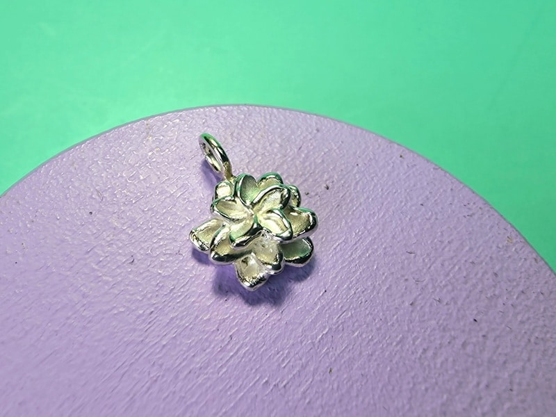 Zilveren Dahlia hanger. Maandbloem van augustus. Ontwerp van Oogst Goudsmeden.