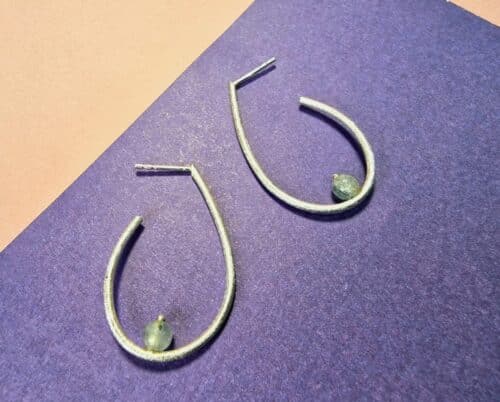 Druppel oorbellen zilver met aquamarijn. Uit het Oogst atelier.