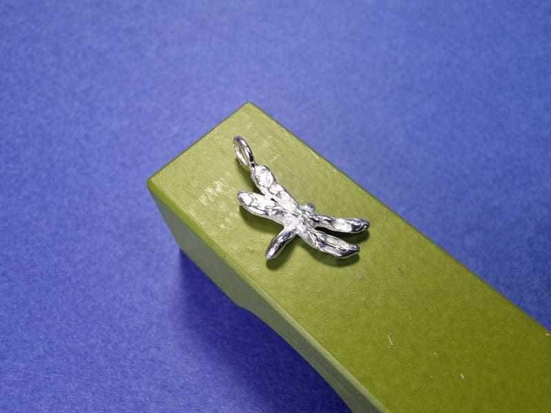 Zilveren Libelle hanger uit de 'Insecten' serie. De verfijnde en sierlijke libelle is echt een hanger voor iedere dag. Handgemaakt in het Oogst atelier.