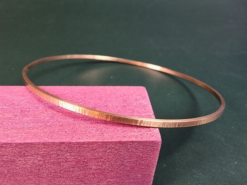 Rosé golden bangle Rhythm. Refined, elegant every day piece with hammering. Created at the Oogst studio.