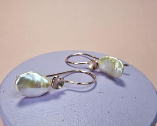 Roodgouden Waterlelie blaadjes met Keshi zoetwater parels oorbellen. Uit het Oogst atelier.