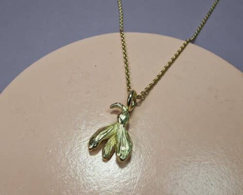 Geelgouden sneeuwklokjes hanger. De maandbloem van januari. Elegante, draagbare hanger van Oogst Goudsmeden.