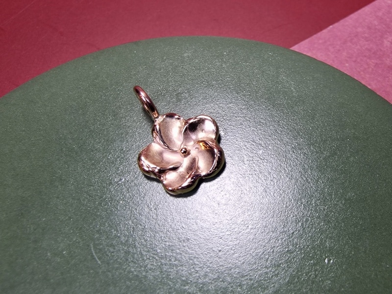 Rosé gold blossom pendant from the 'Japonais' series. Timeless, wearable and elegant design by Oogst.