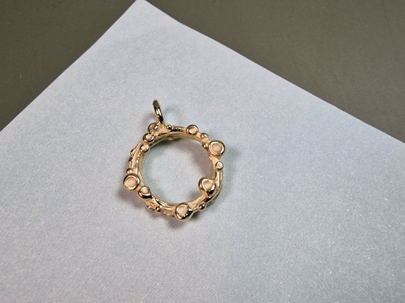 Geelgouden hanger 'Perziken' met speelse texturen en liefdevolle details. Elegant en draagbaar eenmalig sieraad uit het Oogst atelier.