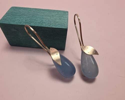 Blaadjes oorsieraden met aquamarijn pampels in roodgoud met elegante krullen. Eenmalig modern paar uit het Oogst atelier.
