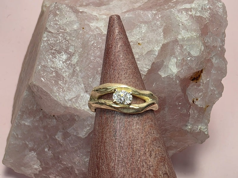 Geelgouden Golf verlovingsring met 0,23 ct ovale diamant. Maatwerk voor Stijn uit het Oogst atelier.