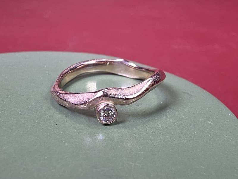 Verfijnde roodgouden Golf verlovingsring met een 0,06 ct bruine diamant. Uit het Oogst atelier.