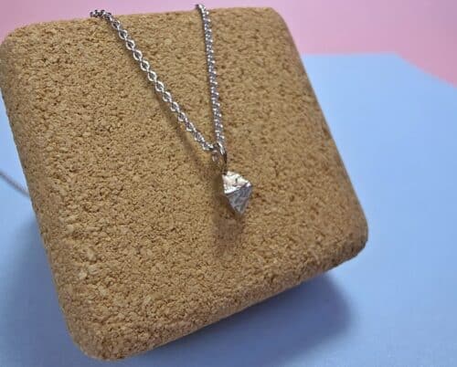 Witgouden verfijnde Kristallen hanger, hoekige vorm. Uit het Oogst atelier.