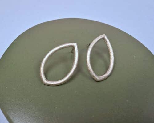 Zilveren oorbellen ‘Mackintosh’, speelse open vormen met een steker. Uit het Oogst atelier.
