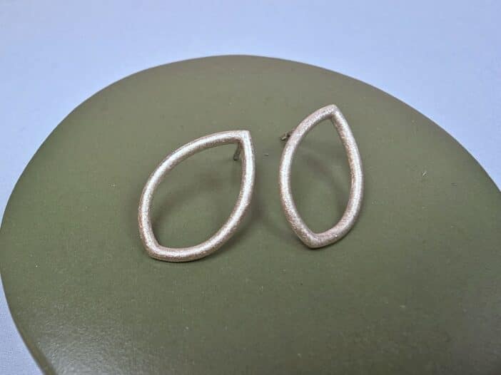 Zilveren oorbellen ‘Mackintosh’, speelse open vormen met een steker. Uit het Oogst atelier.