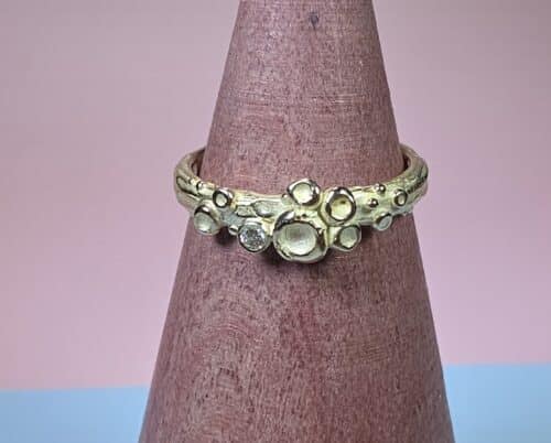 Geelgouden speelse Perziken ring met diamant 0,03 ct cape. Sprookjesachtige ring uit het Oogst atelier.