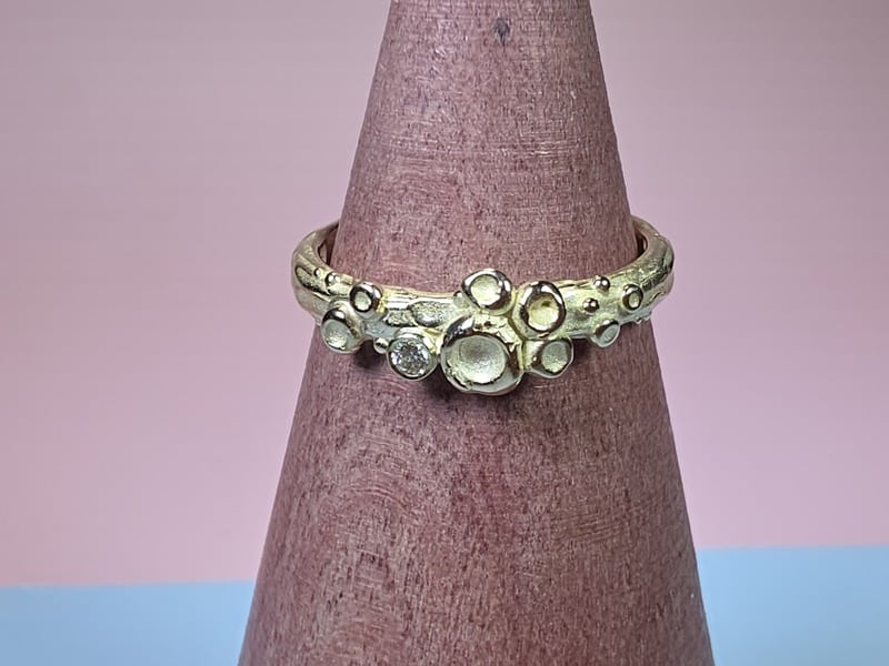 Geelgouden speelse Perziken ring met diamant 0,03 ct cape. Sprookjesachtige ring uit het Oogst atelier.