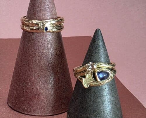 Unieke trouwringen. Geelgoud met saffier en diamant. Roségoud met diamant en saffier. Uit de Boomschors serie. Voor haar aansluitend op haar verlovingsring. Uit het Oogst atelier.